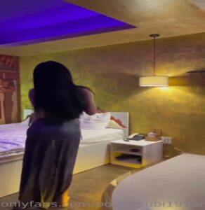 สาวไทยหีฟิตเงี่ยนจัด เอามือจับดิลโด้ควยยาวกระแทกหีไม่ยั้ง น้ำเงี่ยนพุ่งทะลัก