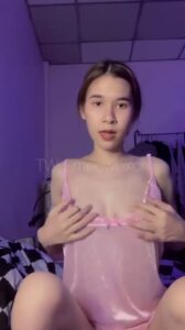 คลิปหลุด Onlyfans สาวไทยหีเนียนยกตูดโชว์หีแบบเต็มตา ซอยหีท่าหมาเด้งกระแทกยั่วสุดๆ