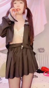 น้องจีนตัวเล็กคอสเพลย์นักเรียน โดนแฟนเย็ดสดซอยหีเนียนยับ แตกในคาห้องนอน