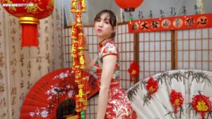สาวจีนชุดกี่เพ้าถุงน่องบาง นั่งคร่อมหน้าไถควยด้วยเท้าเย็ดปากจนแตกคาปาก