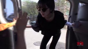 สาวเกาหลีตัวเล็ก Inyeong โดนควยใหญ่ซอยหีกลางแจ้งโหดๆ แตกในคารู