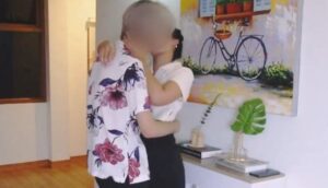 คลิปหลุด น้องมิกกี้ Onlyfans โดนผู้ชาย 4 คนรุมเย็ดยืน ซอยหีเนียนแตกในไม่ยั้ง